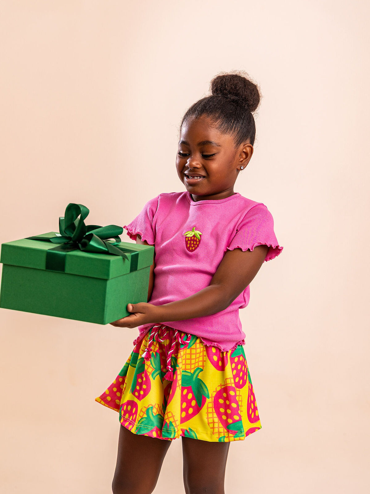 Conjunto Infantil Feminino | Blusa Canelada Rosa + Saia Rodada Estampa Morango